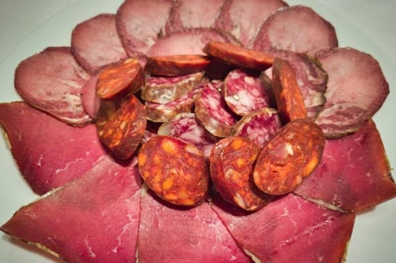 Elaboramos nuestros embutidos artesanalmente