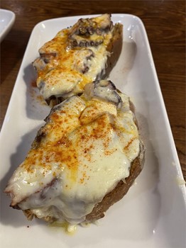 Tosta de pulpo con queso del país - Imagen 1